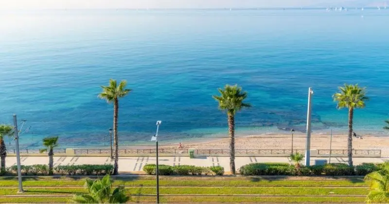 雅典里维埃拉帕拉约法利罗当地美食、饮品和海滩指南